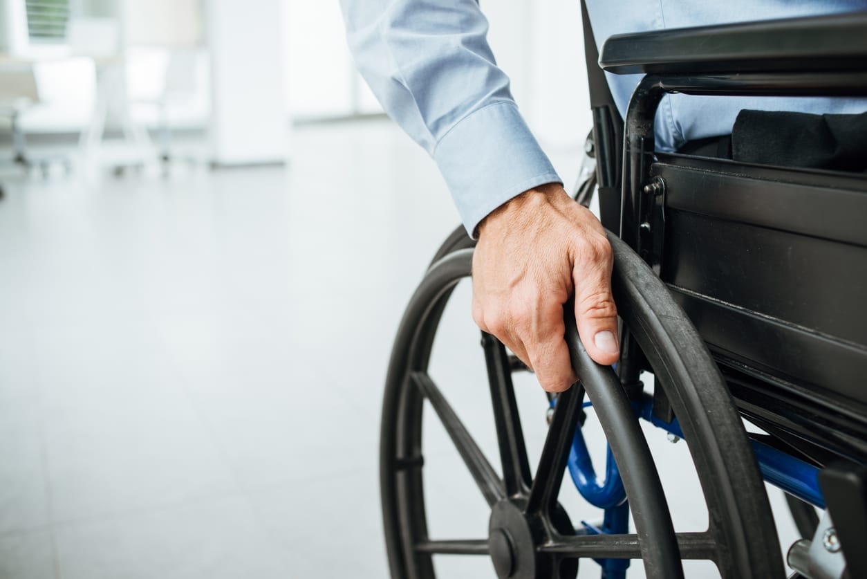 What to pay attention to when choosing a wheelchair for a senior?